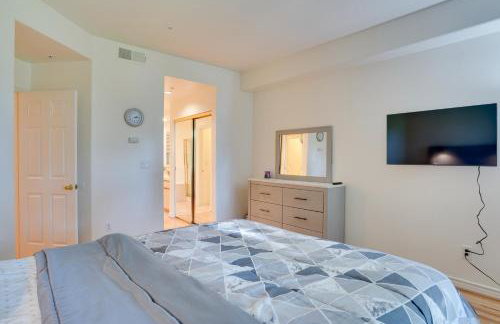 Serene Irvine Retreat with Heated Pool Access! - Foto 13