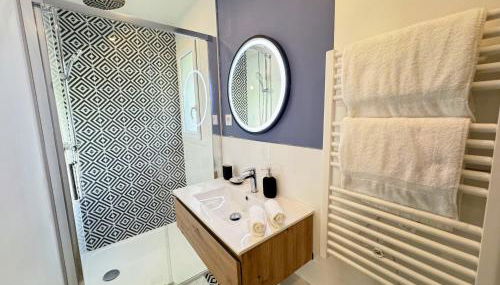 L'Escale - CDG - Parking - Confort - Foto 4, towels, Shower, wardrobe