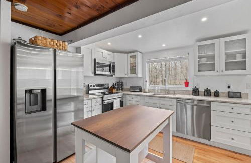 Cozy 3BR Retreat in Downtown Bethlehem - Hot Tub, Trails, Near Ski & Hike - Photo 21