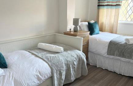 Peaceful 2-Bed Bungalow with Garden & Parking in Bramley Village, Rotherham - Foto 32