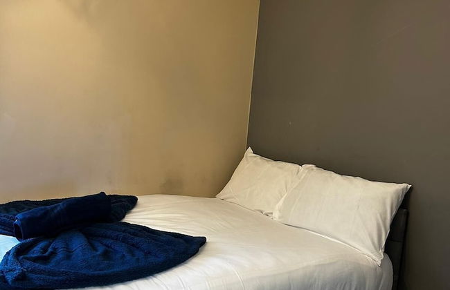 Private 5 bedroom Whole House - Photo 2