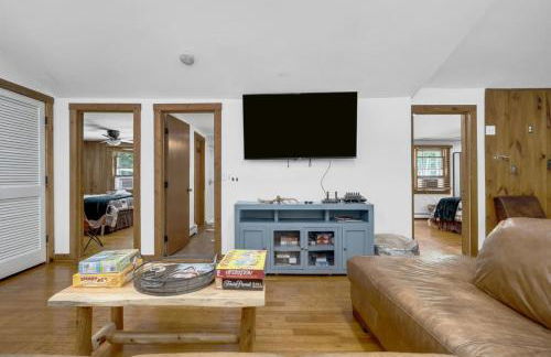 Twin Pines Retreat - Lake, Firepit and Games - Foto 41