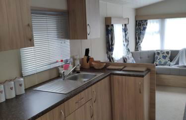 Lovely Static 6 Bed Caravan at Billing Aquadrome - Photo 16