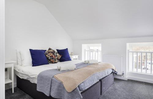 2Bed Flat-Secured Free Parking-by Holiday Homes - Photo 1