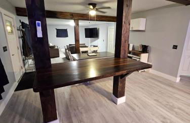 King Bed Outdoor Fireplace Seconds From Highway - Foto 19