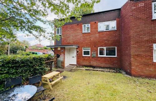 Luxury 2-Bed Apartment,Office with Built-In TV King Bed, Private Entrance and free Parking - Foto 22