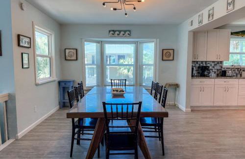 Spacious house- Deep Water Dock Pool Golf Cart Rental available - Foto 16