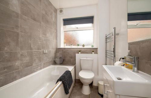 Ideal 2 Bedroom Ground floor Apartment By Jesswood Properties for Contractors & Business, Free Parking and Wifi - Foto 8