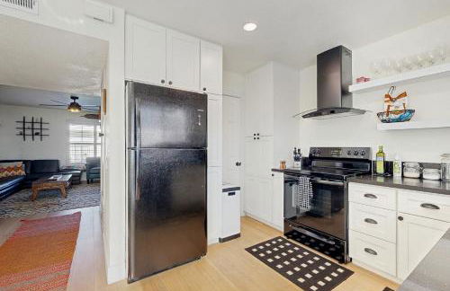 Stylish, Dog-Friendly Condo with Grill, shared Pool and Spa - Close to Downtown - Foto 9