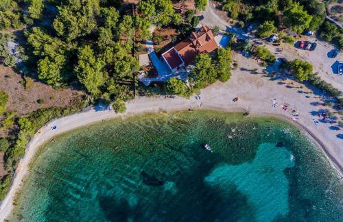 Deluxe Villa Sirena on the beach with Pool - Photo 43