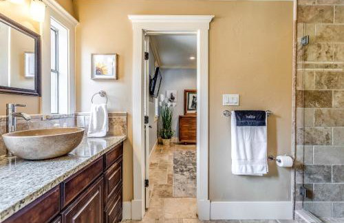 DFW Large Vacation Retreat with Private Pool and Hot Tub - Foto 32