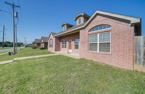 Central Bentonville Home with Fenced Yard! - Foto 29