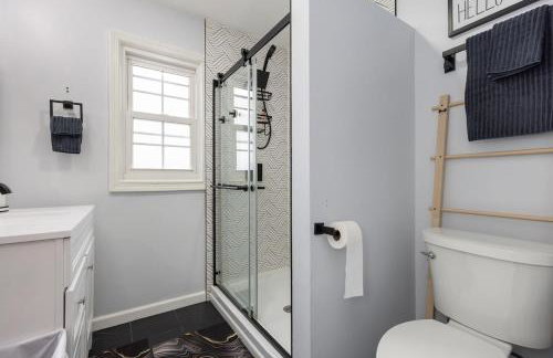 Downtown Naperville Retreat with King bed Near Riverwalk Dedicated Workspace Free Garage Parking Patio - Foto 3