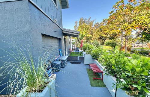 Artistic Retreat, King Suite with Private Balcony! - Foto 47