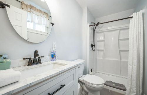 Main House - 3 Story 5 Bed 3 Bath Private Deck Courtyard Pet Friendly fee applies - Photo 33