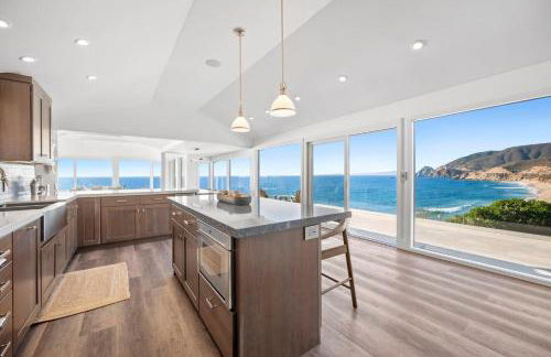Distinguished Oceanfront Point Estate with Iconic Beach Mountain Vistas - Foto 14