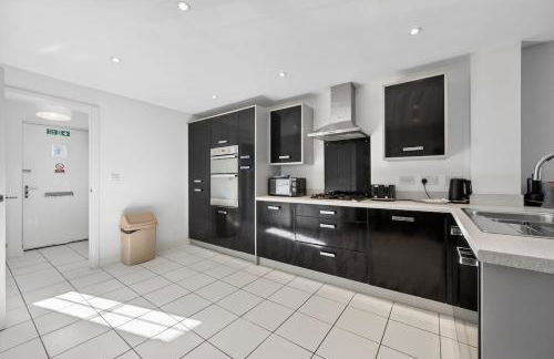 Spacious 4BR Newport Home - Ideal for Families & Groups - Foto 17