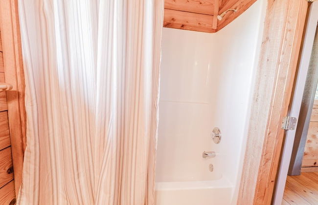 J Willy's Refuge 2 Bedroom Cabin by RedAwning - Photo 25