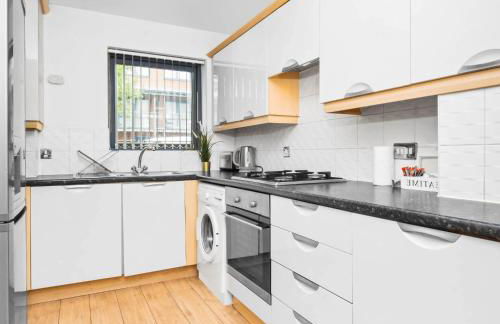 Three Bed House - Parking - Garden - Fast Wi-Fi 19LL - Foto 5