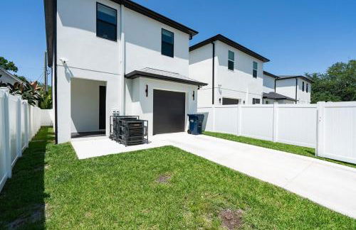 Chic & Spacious 4 Bedroom 3 Full Bathrooms Retreat in West Tampa and Pvt Backyard - Foto 72