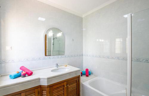 Villa Casa Castelo - Refúgio com piscina aquecível e BBQ na Galé, Albufeira - Foto 44