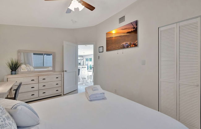 Waterfront Oasis w/ Enclosed Pool! - Foto 8