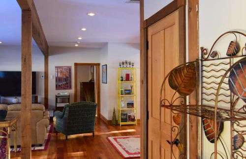 Berkshire Vacation Rentals: Peaceful Post and Beam Loft Sleeps 9 - Foto 8