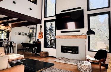 Haven at Cedar Haus Luxury 1BR Escape w Hot Tub EV Charger Gourmet Kitchen Fully Fenced Yard Dogs OK - Foto 8