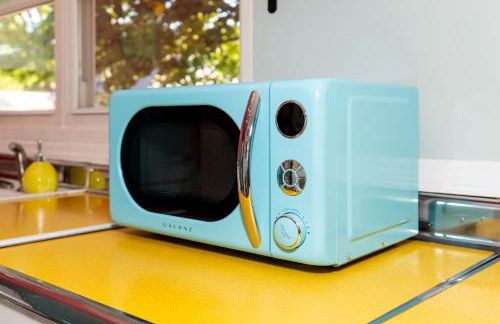 Mid-Century Modern Themed Home with Outdoor Hot Tub - Foto 44