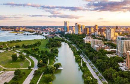 Artsy 4 Bedroom Home, Steps from Dining & Shops - Foto 12