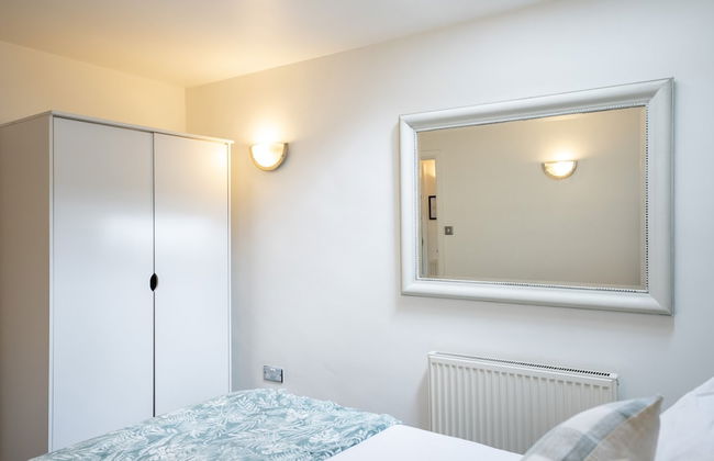 Modern Townhouse Apartment in Stratford Upon Avon With Wifi & Netflix - Photo 4