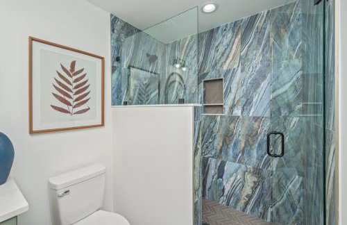 2 Blocks to the Beach! Pool & Golf Cart, Sleeps 21 - Foto 78