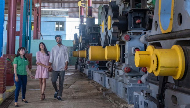 Una pareja escuchando las explicaciones del guía