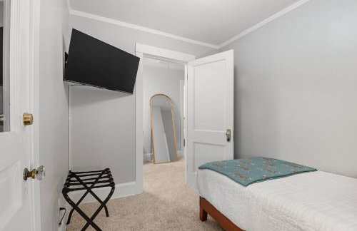 1920s Cottage | Hot Tub | Game Room | Fire Pit - Foto 33