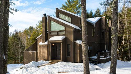 Resort-Style Community! Quechee Chalet with Deck - Photo 4