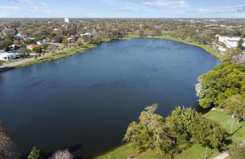 Designer Sun Filled Condo - Walk to Town - Foto 19