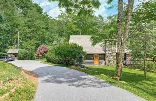 Enchanting Highlands Cottage with Pond and Waterfall - Foto 34