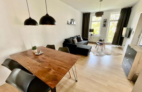 Purer Luxus mit 2 Schlafzimmern, Balkon und Privat-Parkplatz - Photo 1