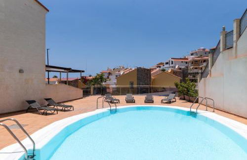 Cozy 2BR Retreat With Big Terrace, Peaceful Stay Minutes Away From the Beach - Foto 29