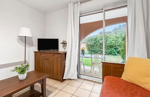 Séjour familial RDC, parking, piscine chauffée - Photo 5