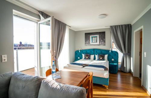 Boardinghouse City Home - Living - Photo 12