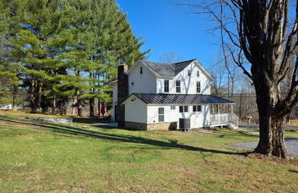 Pocono Farmhouse - Fully Renovated 1881 Home - Foto 43