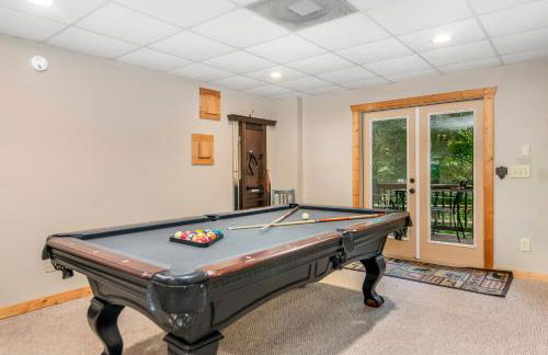 Amazing Creek View Cabin w/ Hot Tub, Firepit & Pool Table - Foto 41