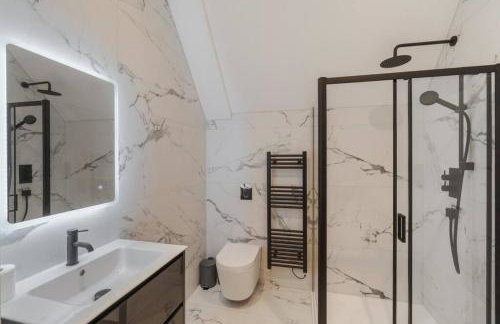 Luxury Penthouse - Castle Views - 2 Bed & Parking - By Tempstay - Photo 14