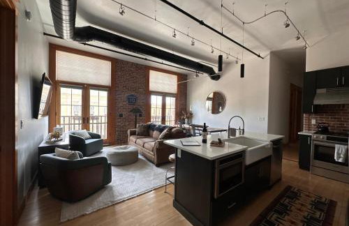 Stylish Main St Loft with Balconies and Garage - Foto 2