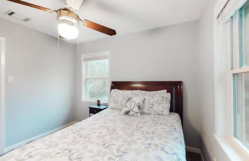 Wonderful Lakefront Home with Yard, Water Views, Central AC, WiFi, Private W/D - Foto 16