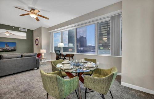 HUGE Panoramic SkySuite w/ Downtown VIEWS: Gym - Photo 11