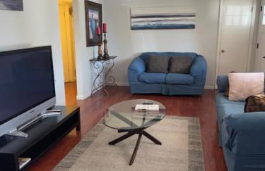 Cozy Home with Sparkling Pool/Pet Friendly - Photo 23