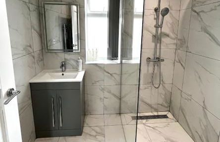 Manchester 2BR Luxe Lounge, Hot Tub, Pool Table - Photo 25