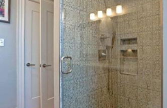 Newly Renovated 4 bed 3 bath and 2 Parking Spots - Foto 37